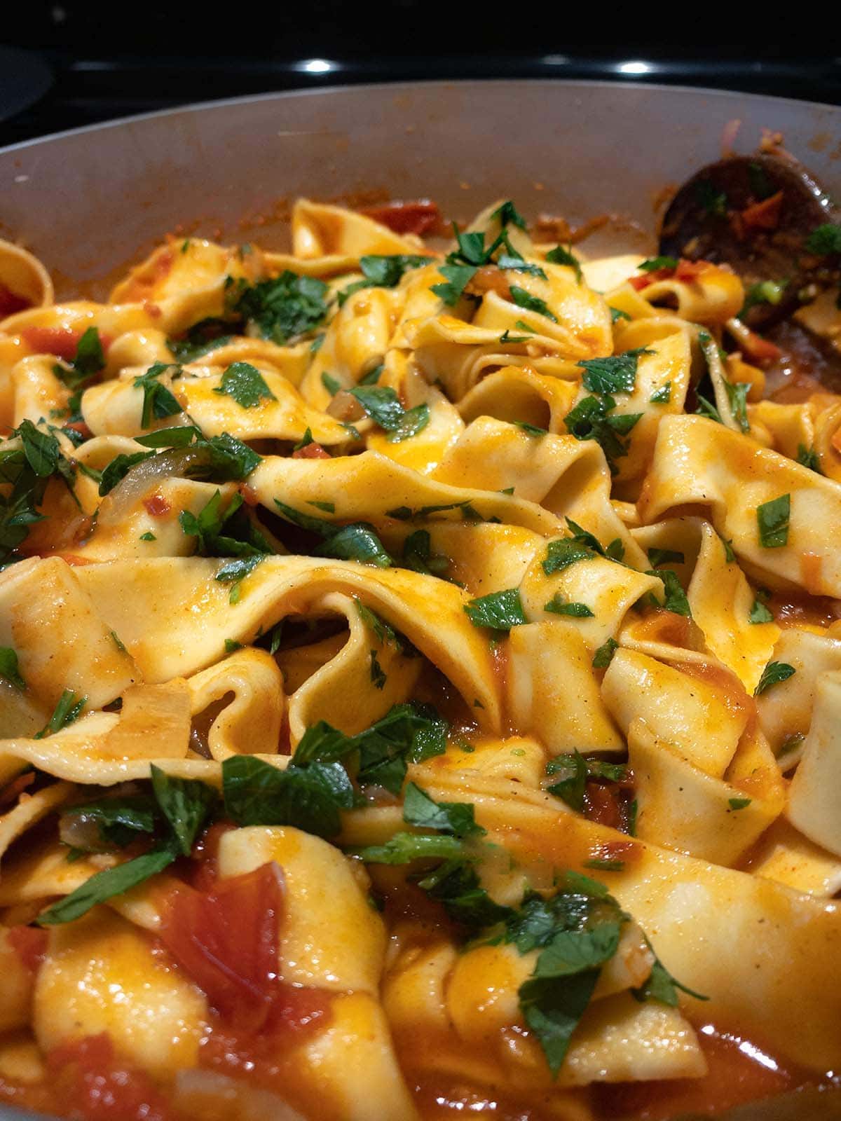 Pappardelle in fresh tomato sauce - in a pan