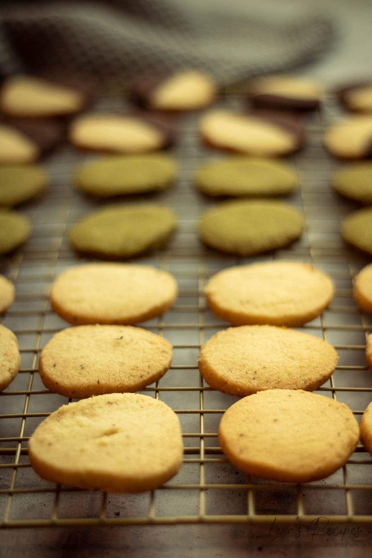 German brown butter cookies on a cooling rack